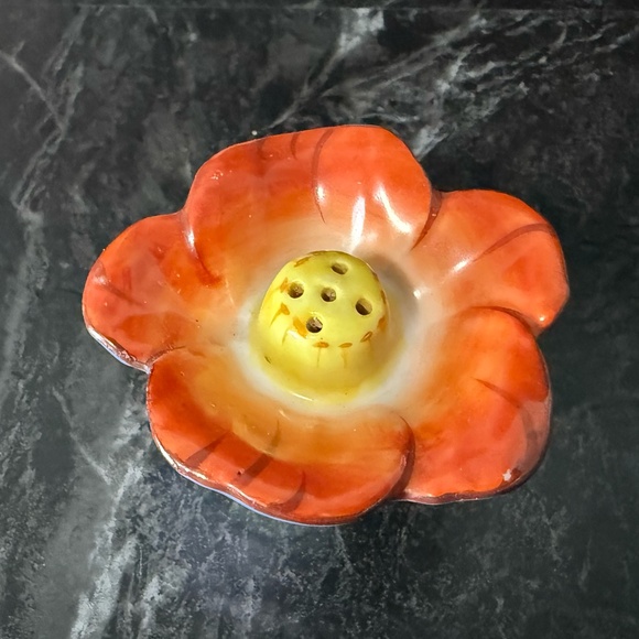 CHIKARAMACHI Flower Salt & Pepper Shakers - Picture 8 of 14